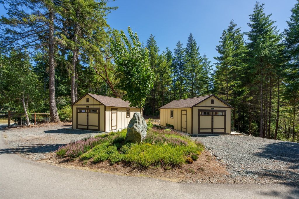 Serenity and Outdoor Entertainment: Stunning Bandon, Oregon Home for $2.1 Million