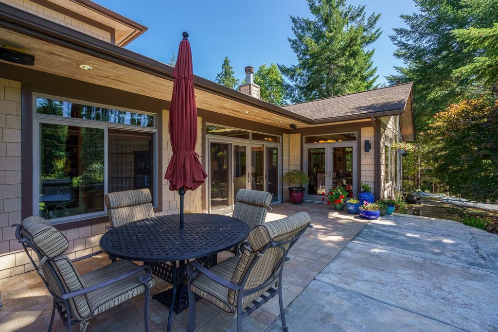 Serenity and Outdoor Entertainment: Stunning Bandon, Oregon Home for $2.1 Million