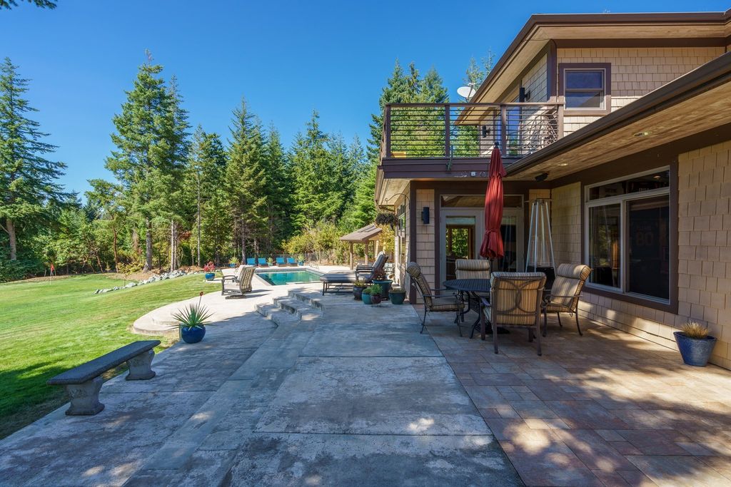 Serenity and Outdoor Entertainment: Stunning Bandon, Oregon Home for $2.1 Million