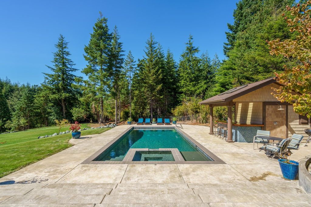 Serenity and Outdoor Entertainment: Stunning Bandon, Oregon Home for $2.1 Million