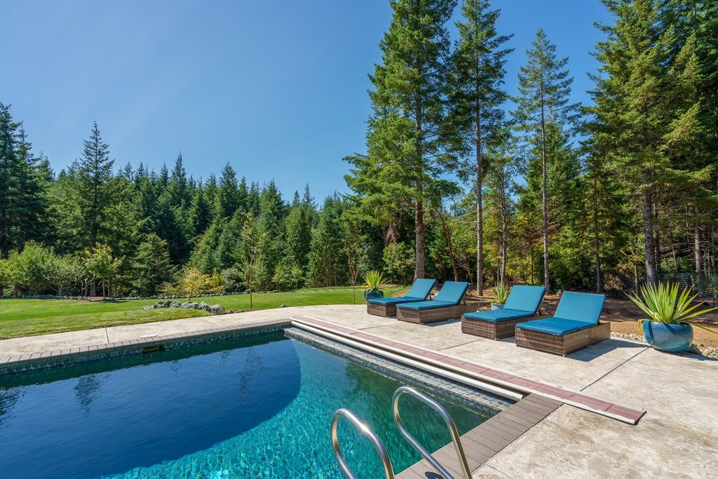 Serenity and Outdoor Entertainment: Stunning Bandon, Oregon Home for $2.1 Million