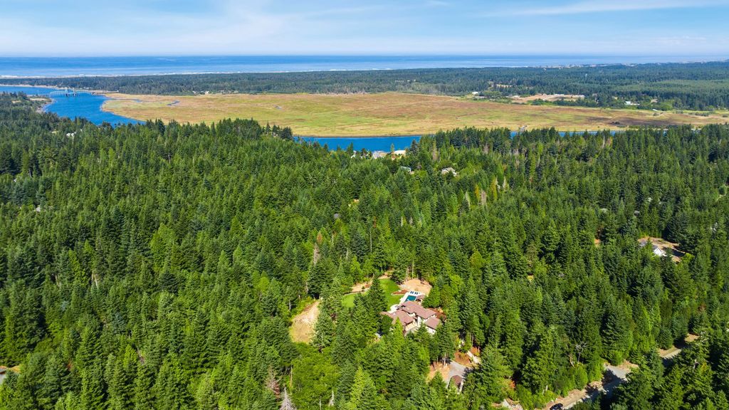 Serenity and Outdoor Entertainment: Stunning Bandon, Oregon Home for $2.1 Million