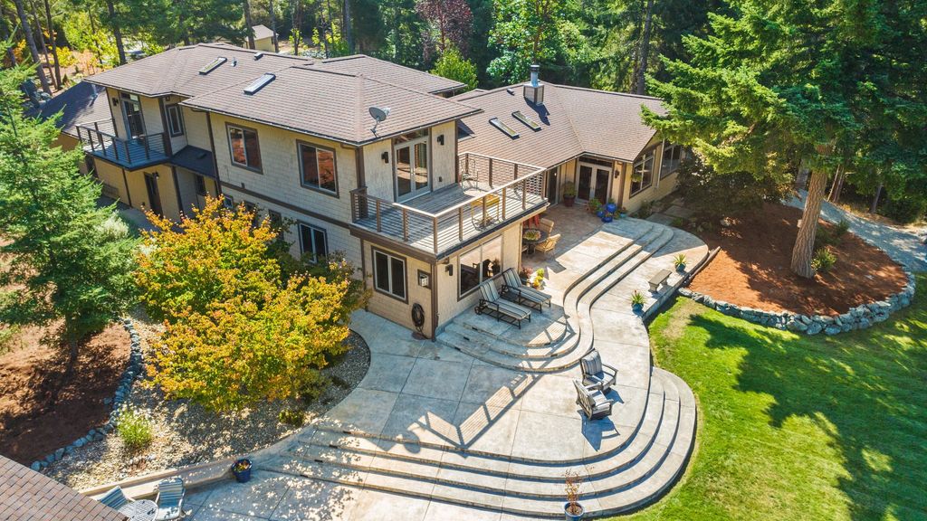 Serenity and Outdoor Entertainment: Stunning Bandon, Oregon Home for $2.1 Million