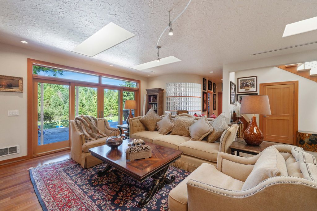 Serenity and Outdoor Entertainment: Stunning Bandon, Oregon Home for $2.1 Million