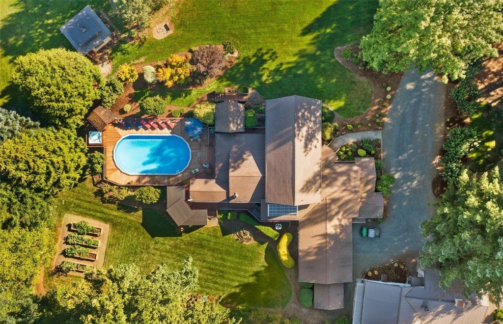 Silver Creek's $2.9 Million Gem: Where Luxury Living Meets Equestrian Excellence and Outdoor Entertainment