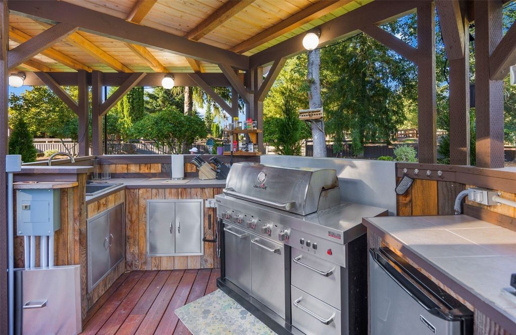 Silver Creek's $2.9 Million Gem: Where Luxury Living Meets Equestrian Excellence and Outdoor Entertainment