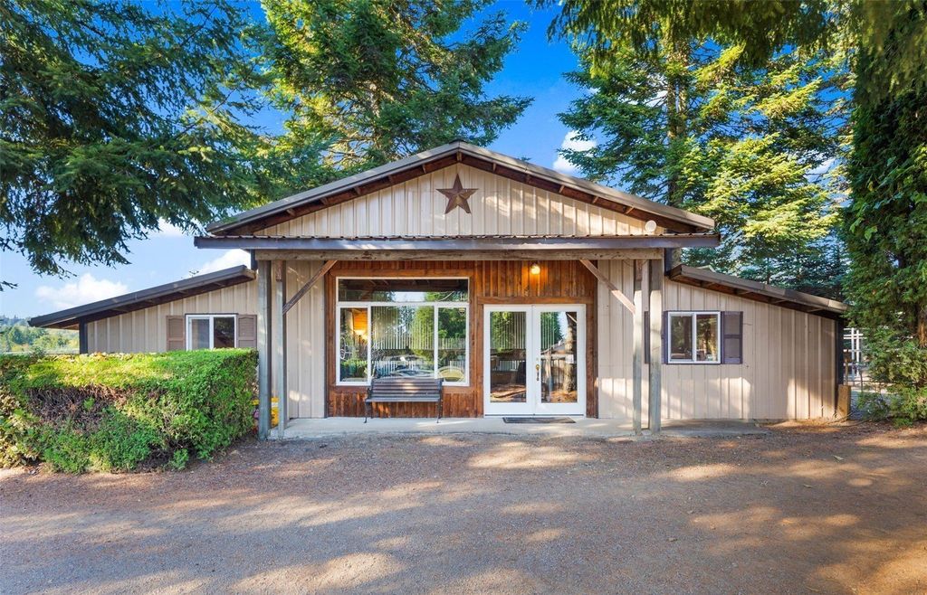 Silver Creek's $2.9 Million Gem: Where Luxury Living Meets Equestrian Excellence and Outdoor Entertainment