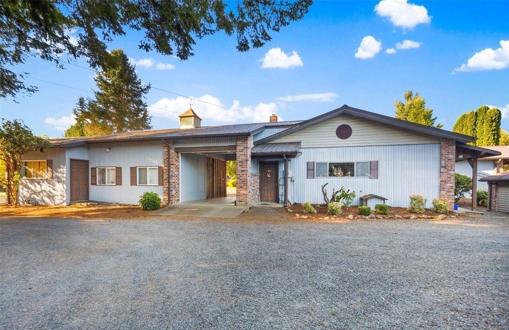 Silver Creek's $2.9 Million Gem: Where Luxury Living Meets Equestrian Excellence and Outdoor Entertainment