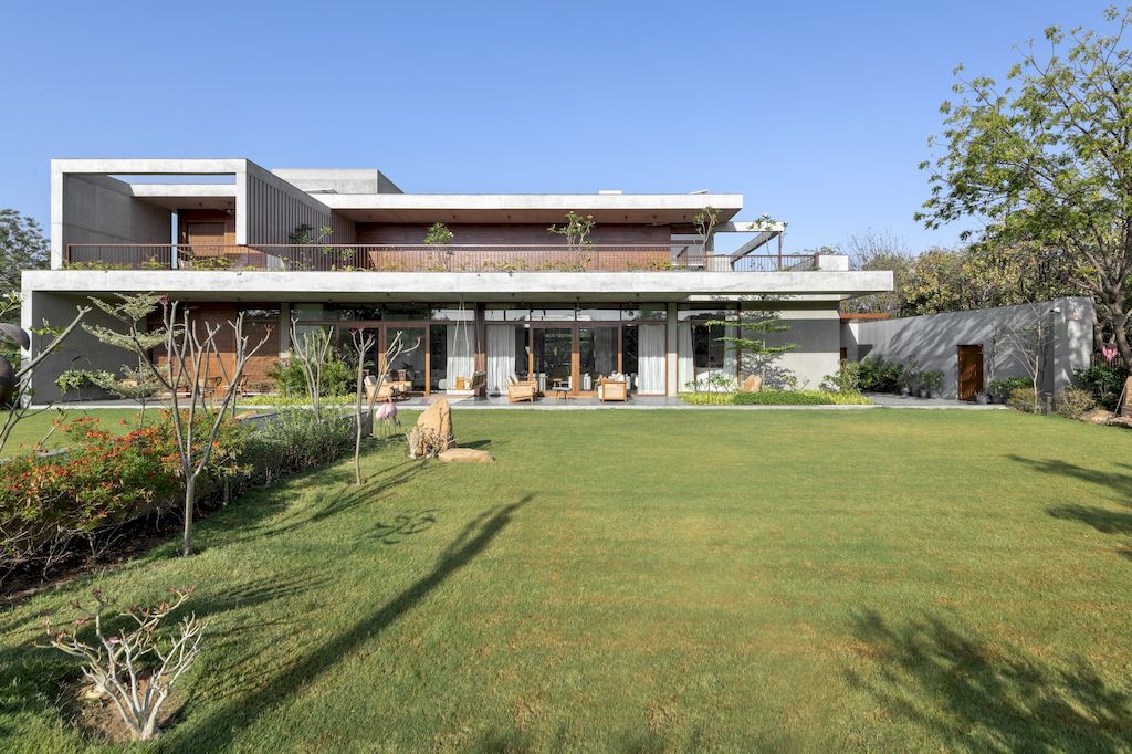 The Monolithic House Features Open & Green Spaces by MODO Designs