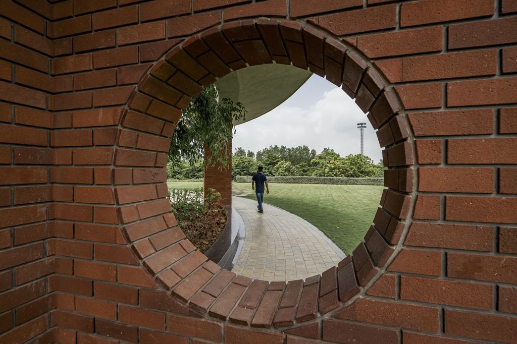 The Ring House Blend of Architecture and Nature by Studio prAcademics 40 1