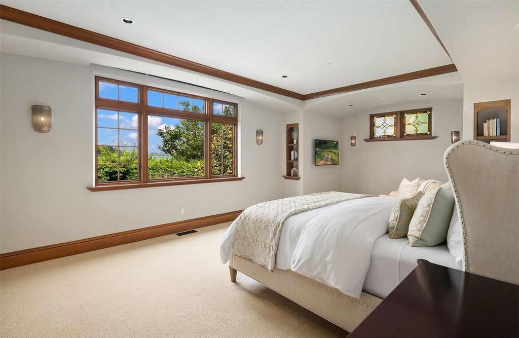 Waterfront Estate: The Ultimate Luxury Living in Mercer Island, Washington for $16.9 Million