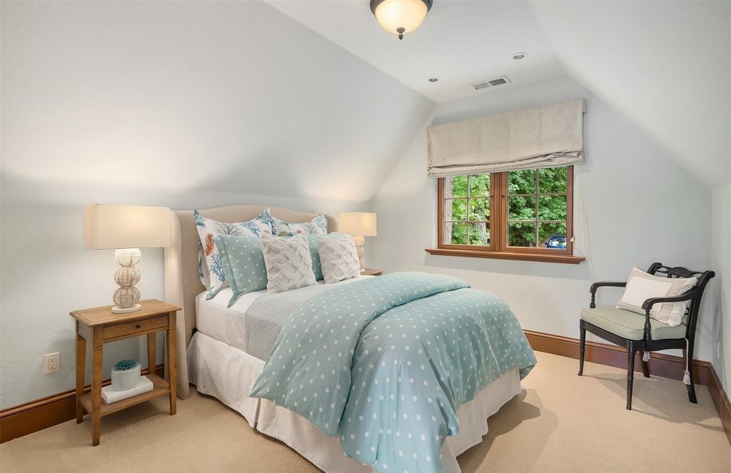 Waterfront Estate: The Ultimate Luxury Living in Mercer Island, Washington for $16.9 Million