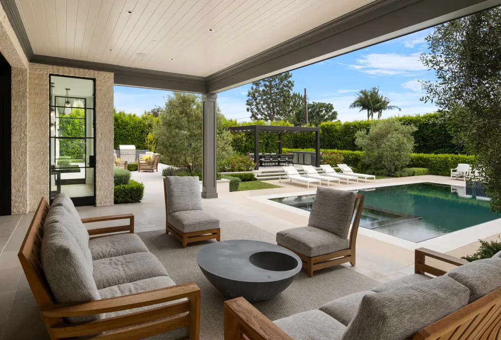 12740 Hanover Street Home in Los Angeles, California. Explore a luxurious and impressive estate in Los Angeles, offering unrivaled panoramic views from downtown to the Pacific Ocean. Floor-to-ceiling automatic glass doors seamlessly blend indoor and outdoor spaces.