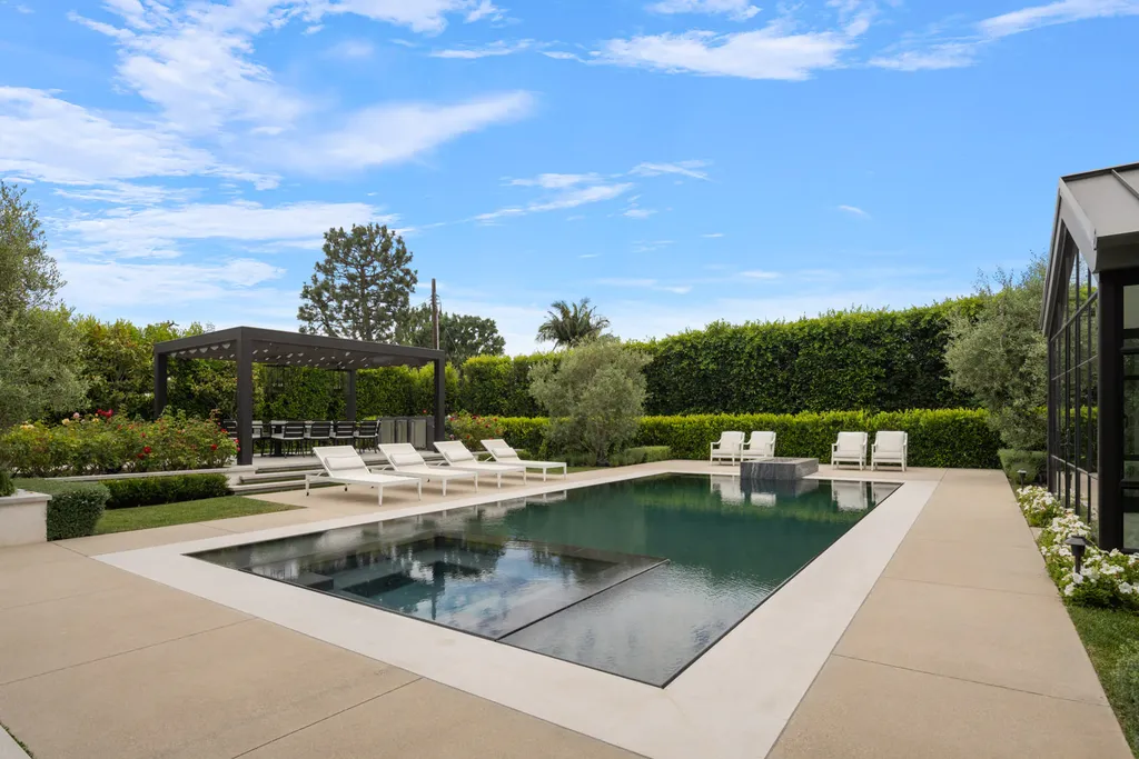 12740 Hanover Street Home in Los Angeles, California. Explore a luxurious and impressive estate in Los Angeles, offering unrivaled panoramic views from downtown to the Pacific Ocean. Floor-to-ceiling automatic glass doors seamlessly blend indoor and outdoor spaces.
