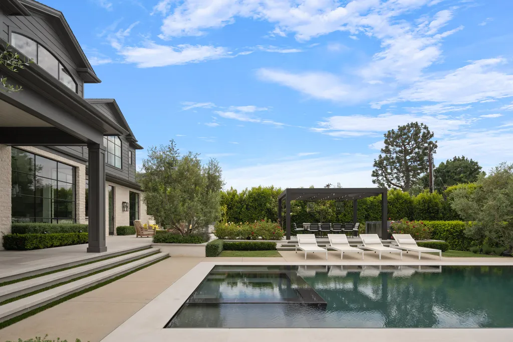12740 Hanover Street Home in Los Angeles, California. Explore a luxurious and impressive estate in Los Angeles, offering unrivaled panoramic views from downtown to the Pacific Ocean. Floor-to-ceiling automatic glass doors seamlessly blend indoor and outdoor spaces.