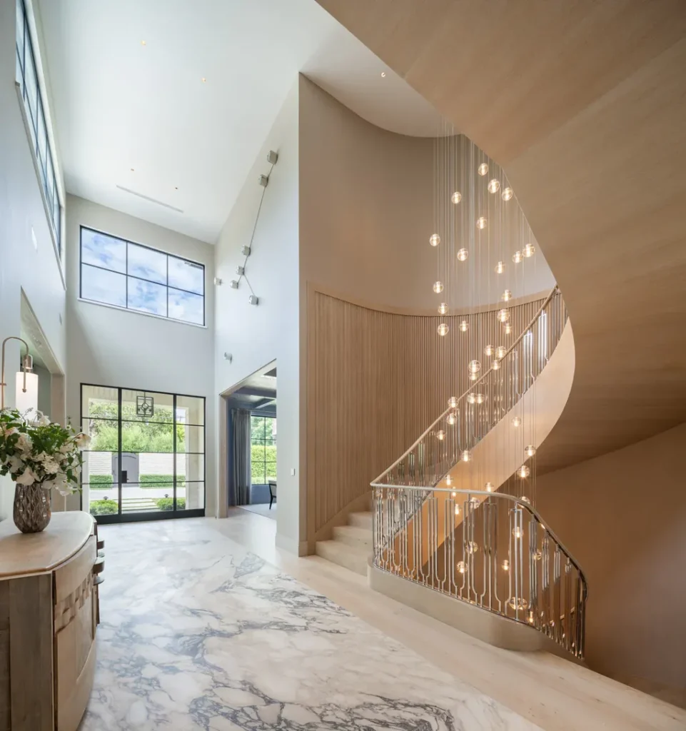 12740 Hanover Street Home in Los Angeles, California. Explore a luxurious and impressive estate in Los Angeles, offering unrivaled panoramic views from downtown to the Pacific Ocean. Floor-to-ceiling automatic glass doors seamlessly blend indoor and outdoor spaces.