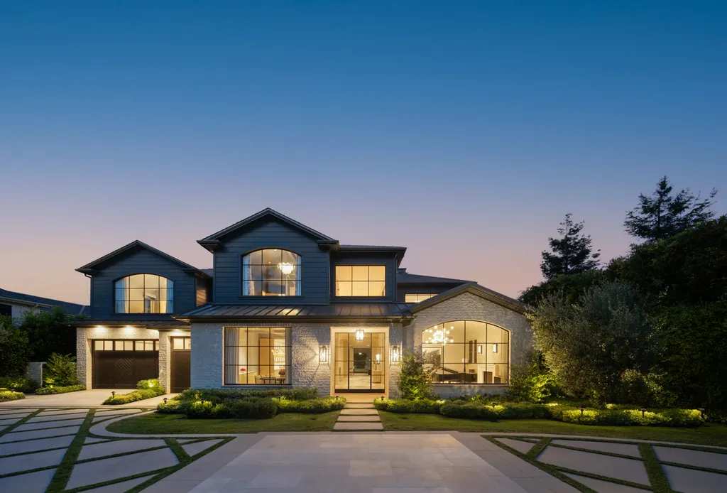 12740 Hanover Street Home in Los Angeles, California. Explore a luxurious and impressive estate in Los Angeles, offering unrivaled panoramic views from downtown to the Pacific Ocean. Floor-to-ceiling automatic glass doors seamlessly blend indoor and outdoor spaces.