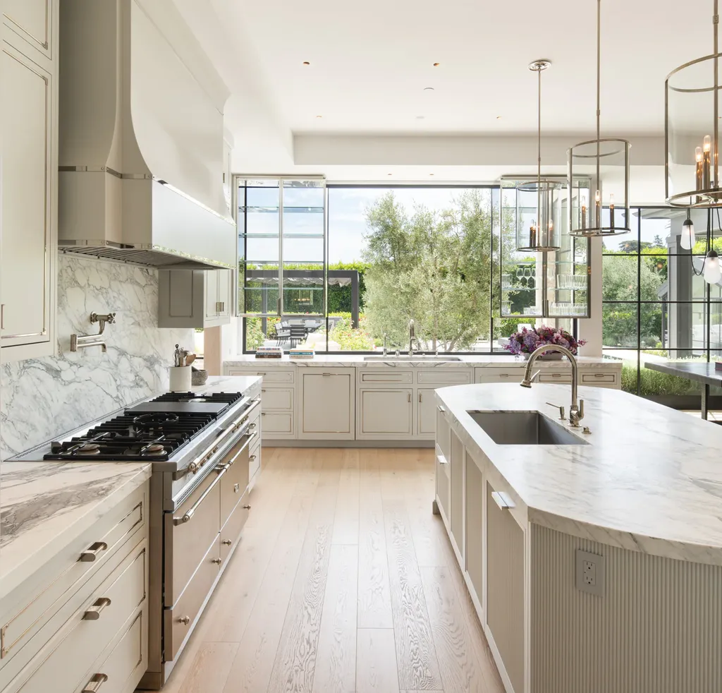 12740 Hanover Street Home in Los Angeles, California. Explore a luxurious and impressive estate in Los Angeles, offering unrivaled panoramic views from downtown to the Pacific Ocean. Floor-to-ceiling automatic glass doors seamlessly blend indoor and outdoor spaces.