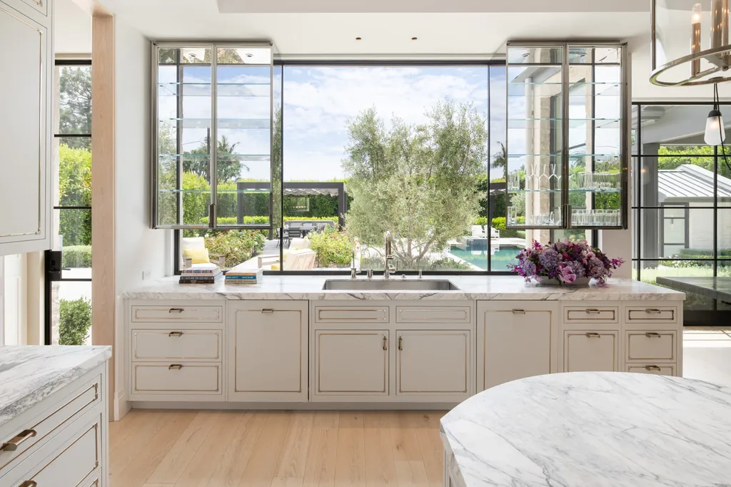 12740 Hanover Street Home in Los Angeles, California. Explore a luxurious and impressive estate in Los Angeles, offering unrivaled panoramic views from downtown to the Pacific Ocean. Floor-to-ceiling automatic glass doors seamlessly blend indoor and outdoor spaces.