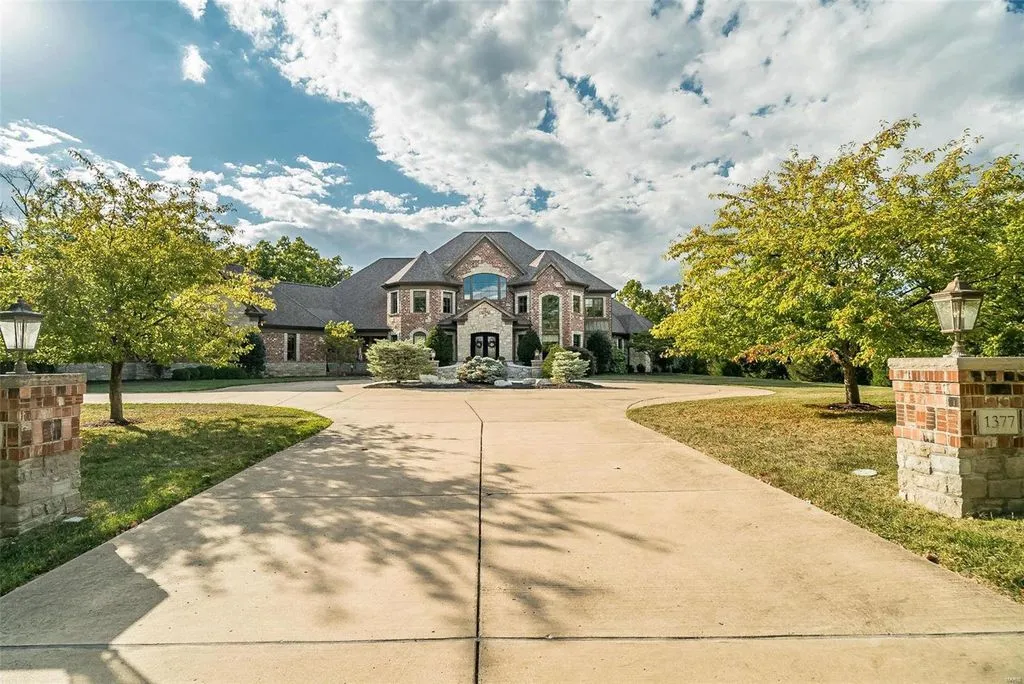 1377 South Mason Road Home in Saint Louis, Missouri. Discover this remarkable 3.3-acre estate bordering Queeny Park, boasting an array of extraordinary outdoor amenities and unmatched privacy. With a massive 2-story foyer, designer kitchen, primary suite with a see-through fireplace, and a sprawling lower level featuring a rec room, theatre, gym, and more. 