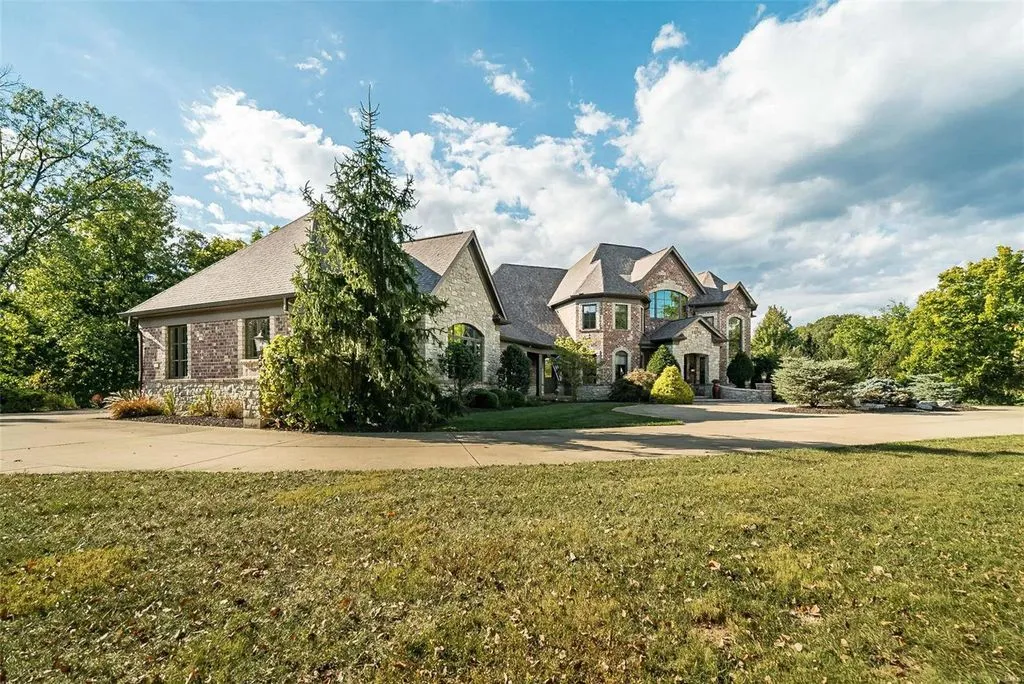 1377 South Mason Road Home in Saint Louis, Missouri. Discover this remarkable 3.3-acre estate bordering Queeny Park, boasting an array of extraordinary outdoor amenities and unmatched privacy. With a massive 2-story foyer, designer kitchen, primary suite with a see-through fireplace, and a sprawling lower level featuring a rec room, theatre, gym, and more. 