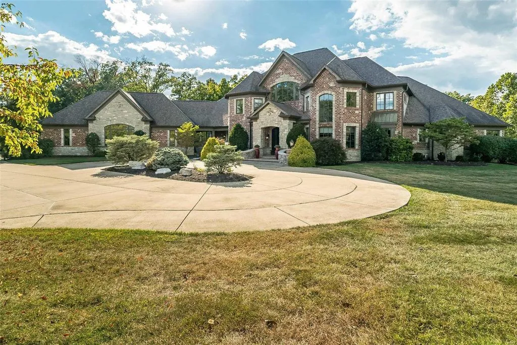1377 South Mason Road Home in Saint Louis, Missouri. Discover this remarkable 3.3-acre estate bordering Queeny Park, boasting an array of extraordinary outdoor amenities and unmatched privacy. With a massive 2-story foyer, designer kitchen, primary suite with a see-through fireplace, and a sprawling lower level featuring a rec room, theatre, gym, and more. 
