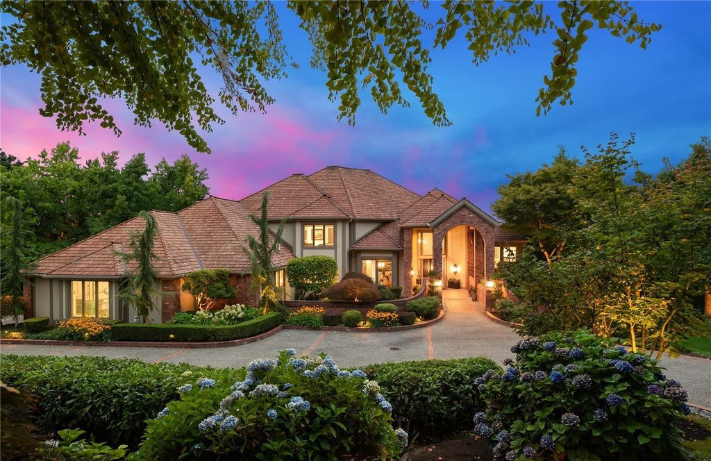 $3.75 Million for a Spectacular Residence with Breathtaking Golf Course Views in Woodinville, Washington