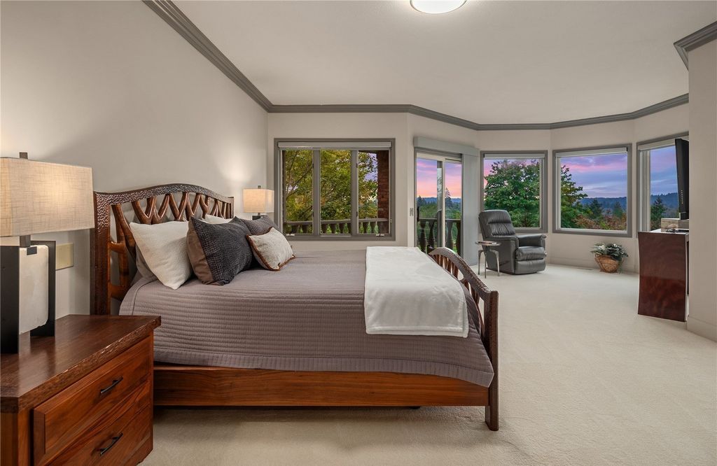 $3.75 Million for a Spectacular Residence with Breathtaking Golf Course Views in Woodinville, Washington