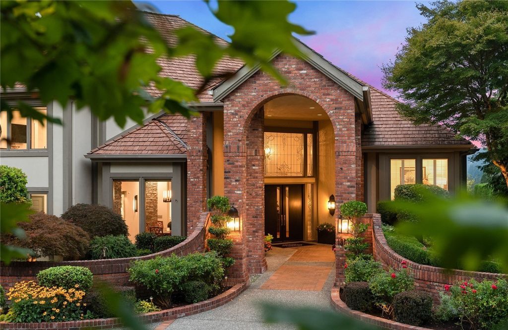 $3.75 Million for a Spectacular Residence with Breathtaking Golf Course Views in Woodinville, Washington
