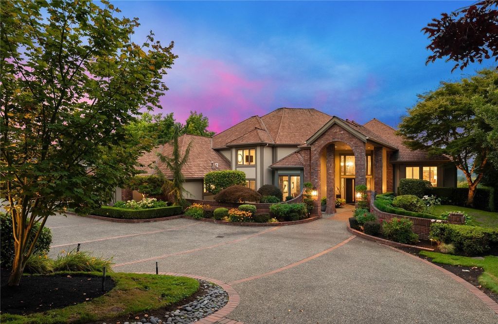 $3.75 Million for a Spectacular Residence with Breathtaking Golf Course Views in Woodinville, Washington
