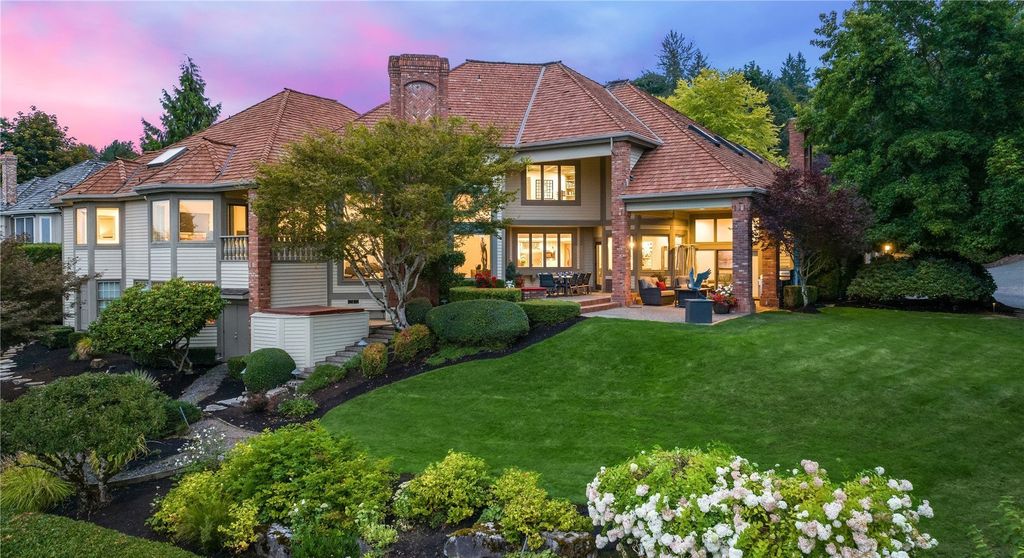 $3.75 Million for a Spectacular Residence with Breathtaking Golf Course Views in Woodinville, Washington