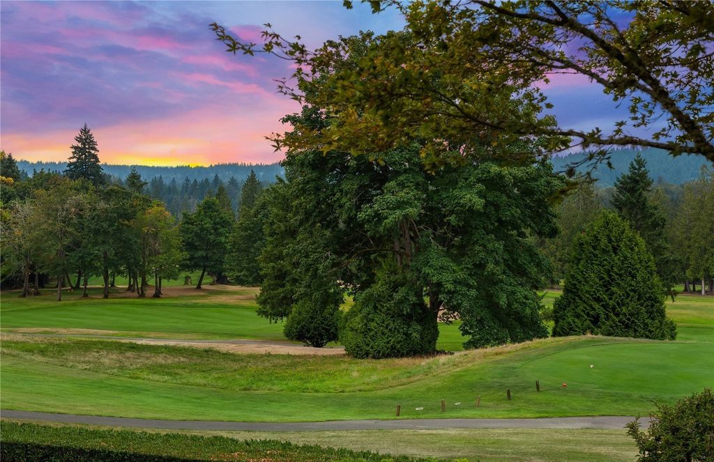 $3.75 Million for a Spectacular Residence with Breathtaking Golf Course Views in Woodinville, Washington