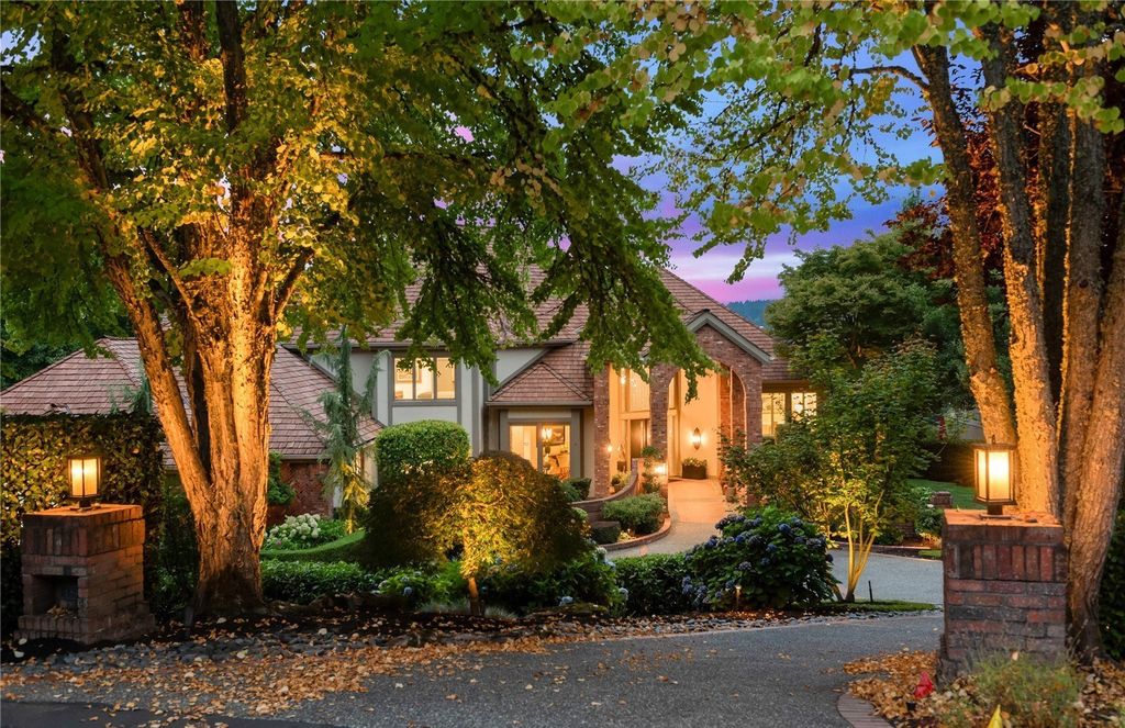 $3.75 Million for a Spectacular Residence with Breathtaking Golf Course Views in Woodinville, Washington