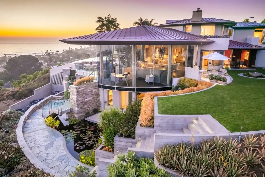 5740 La Jolla Corona Drive Home in La Jolla, California. Discover SEAVIEW, a stunning 5-bedroom architectural marvel in San Diego that offers an extraordinary 260-degree panorama of the ocean. This 8,810 sq ft estate, designed by Island Architects and constructed by Wardell Builders, exudes opulence with its saltwater infinity pool, fresh-water ponds, and lavish interiors. 