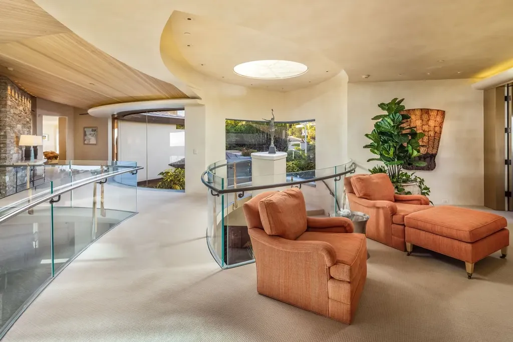 5740 La Jolla Corona Drive Home in La Jolla, California. Discover SEAVIEW, a stunning 5-bedroom architectural marvel in San Diego that offers an extraordinary 260-degree panorama of the ocean. This 8,810 sq ft estate, designed by Island Architects and constructed by Wardell Builders, exudes opulence with its saltwater infinity pool, fresh-water ponds, and lavish interiors. 