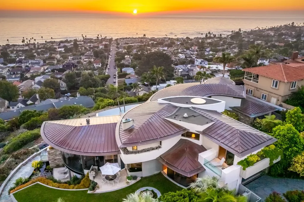5740 La Jolla Corona Drive Home in La Jolla, California. Discover SEAVIEW, a stunning 5-bedroom architectural marvel in San Diego that offers an extraordinary 260-degree panorama of the ocean. This 8,810 sq ft estate, designed by Island Architects and constructed by Wardell Builders, exudes opulence with its saltwater infinity pool, fresh-water ponds, and lavish interiors. 