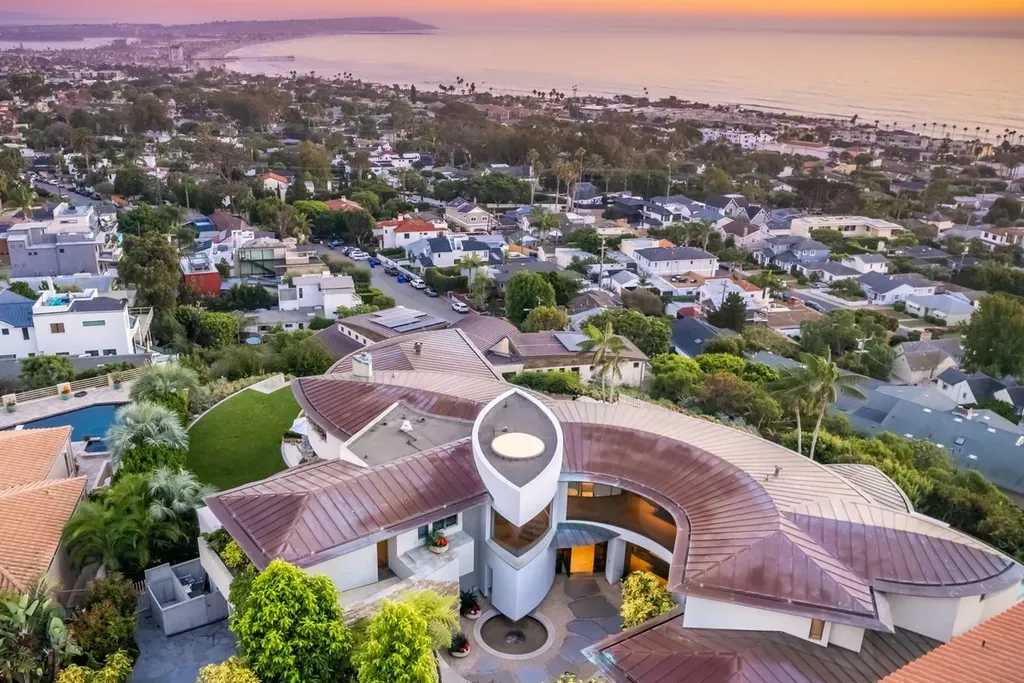 5740 La Jolla Corona Drive Home in La Jolla, California. Discover SEAVIEW, a stunning 5-bedroom architectural marvel in San Diego that offers an extraordinary 260-degree panorama of the ocean. This 8,810 sq ft estate, designed by Island Architects and constructed by Wardell Builders, exudes opulence with its saltwater infinity pool, fresh-water ponds, and lavish interiors. 