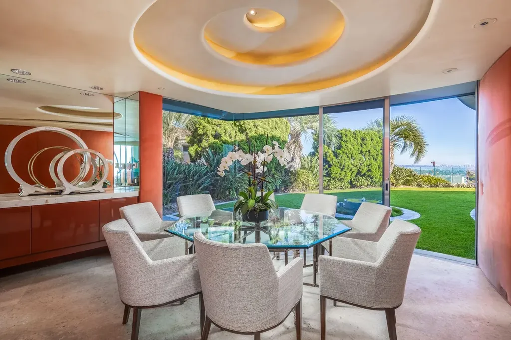 5740 La Jolla Corona Drive Home in La Jolla, California. Discover SEAVIEW, a stunning 5-bedroom architectural marvel in San Diego that offers an extraordinary 260-degree panorama of the ocean. This 8,810 sq ft estate, designed by Island Architects and constructed by Wardell Builders, exudes opulence with its saltwater infinity pool, fresh-water ponds, and lavish interiors. 