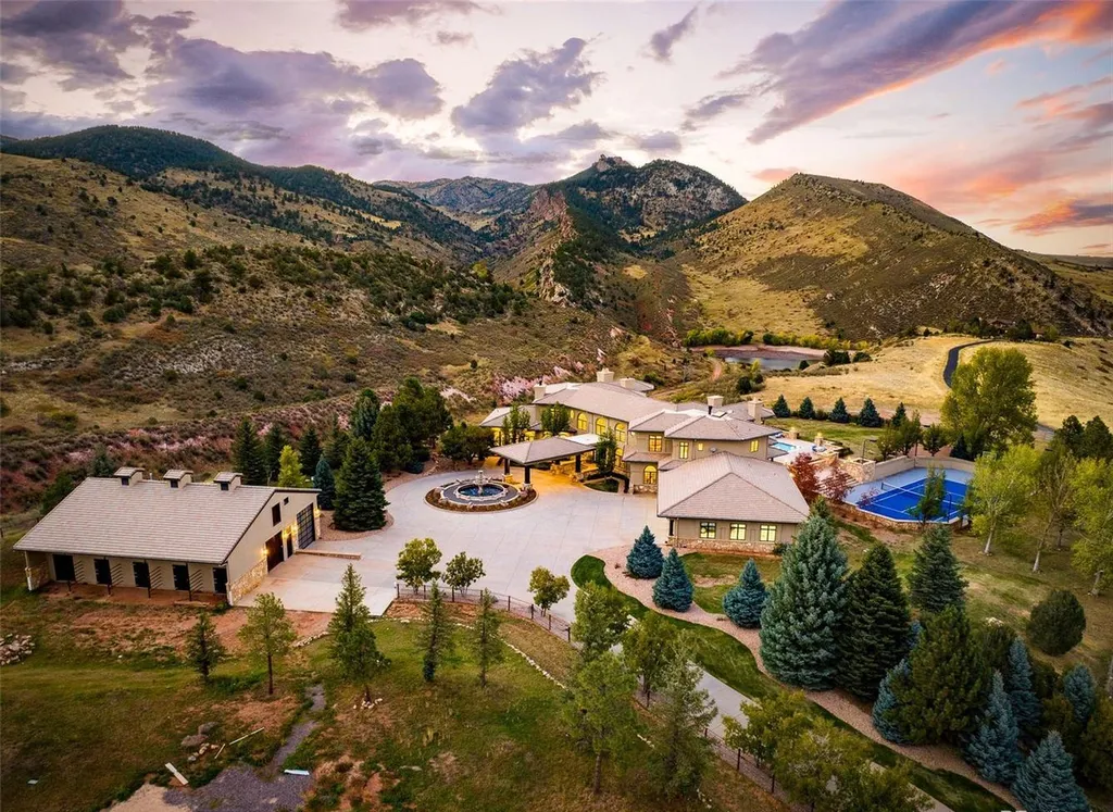6729 Bear Point Way Home in Golden, Colorado. Step into the private haven of Bear Tooth Ranch – a 33-acre estate in Golden, Colorado, where luxury seamlessly merges with nature. This reimagined property offers abundant natural light, a gourmet kitchen, a main-level guest wing, and a multitude of spaces, including a 15-seat home theater, gym, and more. 