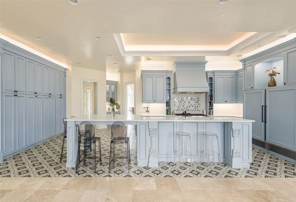 6729 Bear Point Way Home in Golden, Colorado. Step into the private haven of Bear Tooth Ranch – a 33-acre estate in Golden, Colorado, where luxury seamlessly merges with nature. This reimagined property offers abundant natural light, a gourmet kitchen, a main-level guest wing, and a multitude of spaces, including a 15-seat home theater, gym, and more. 