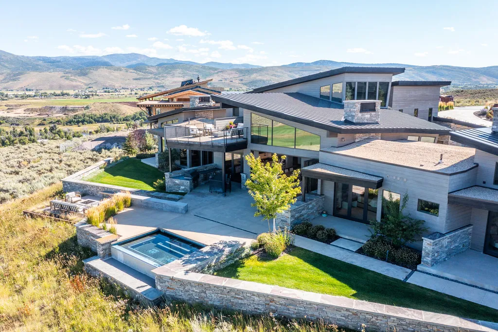 7235 North Starlight Circle Home in Kamas, Utah. Experience ultimate luxury living in this exceptional 5-bedroom, 5 ½-bathroom masterpiece spanning 6,270 square feet. Embrace the outdoors with folding glass doors leading to a heated patio, infinity spa pool, and landscaped yard with stunning Deer Valley and Jordanelle Reservoir views.
