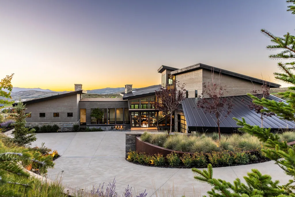 7235 North Starlight Circle Home in Kamas, Utah. Experience ultimate luxury living in this exceptional 5-bedroom, 5 ½-bathroom masterpiece spanning 6,270 square feet. Embrace the outdoors with folding glass doors leading to a heated patio, infinity spa pool, and landscaped yard with stunning Deer Valley and Jordanelle Reservoir views.