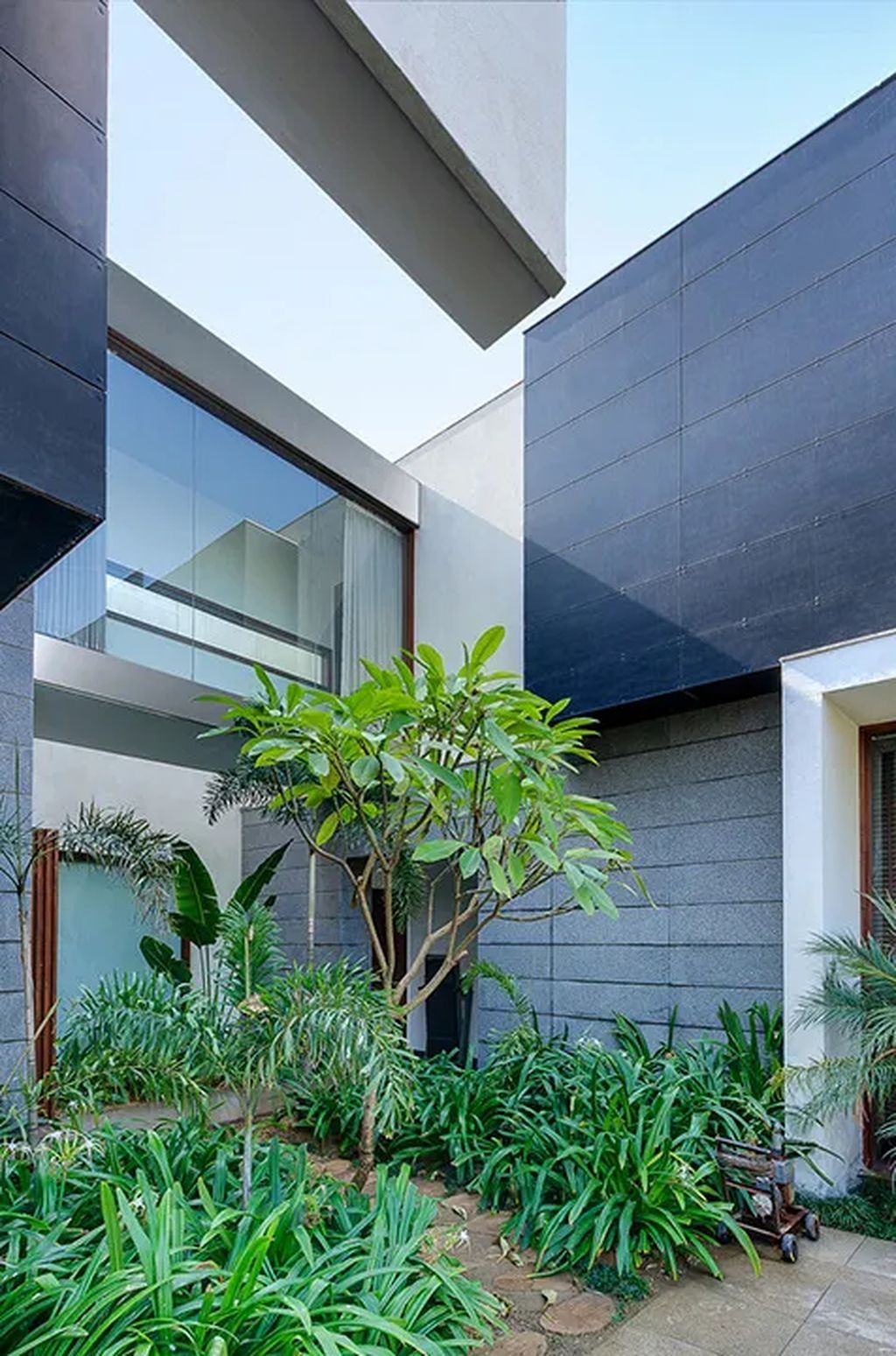 Bridge House, Masterpiece of Architecture and Nature by DADA Partners