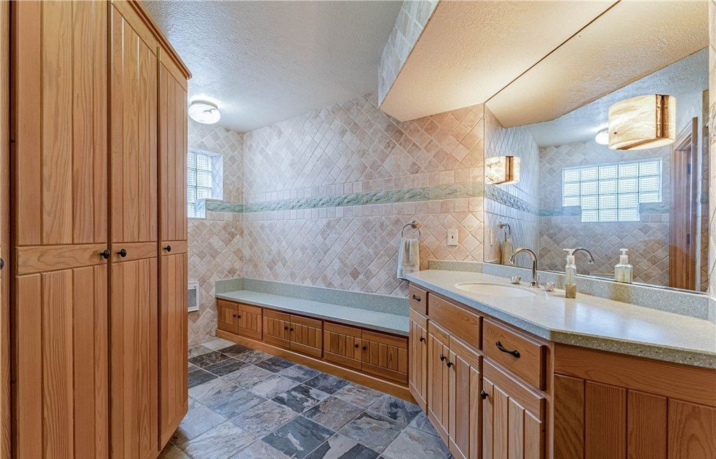 Exceptional Lifestyle Awaits One of a Kind Property in Northeast Ohio Priced at 2999000 14