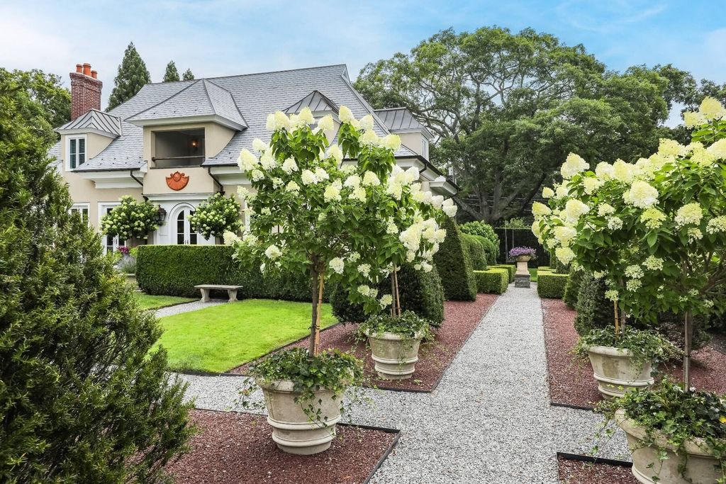 Exquisite East Hampton Oasis A Three Residence Compound with Breathtaking Landscape for 10.15 Million 30