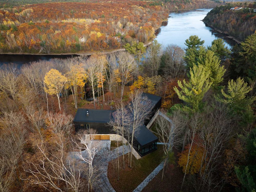 Forges Residence, A Masterpiece by Bourgeois Lechasseur architectes