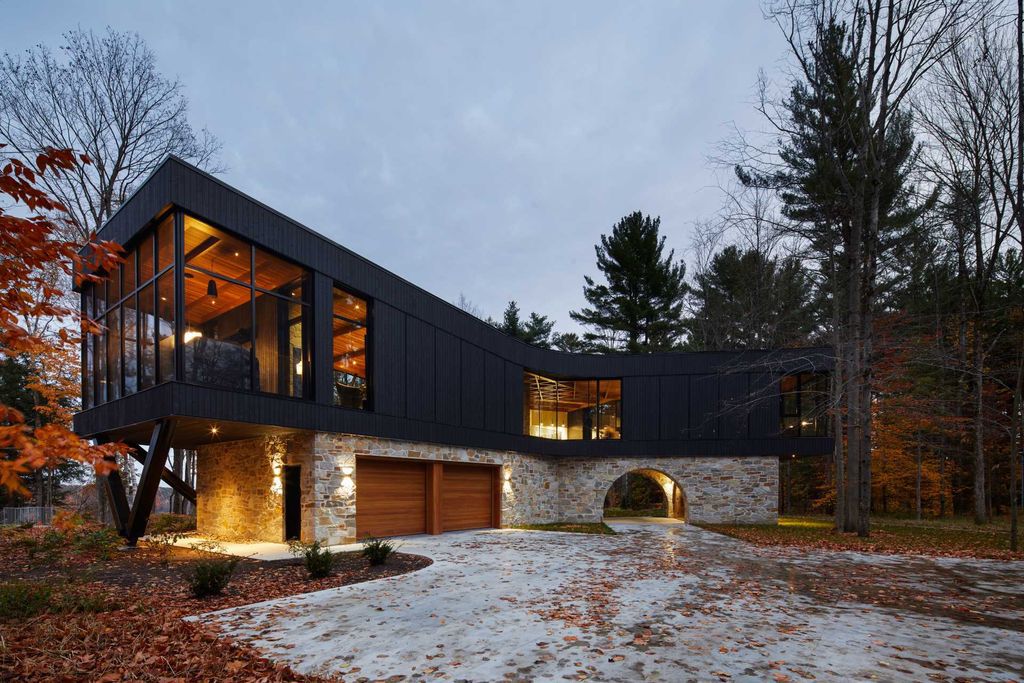 Forges Residence, A Masterpiece by Bourgeois Lechasseur architectes