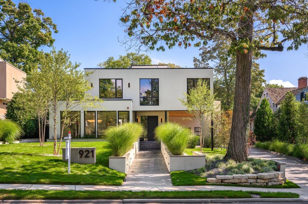 Modern Masterpiece in Glencoe, Illinois: A $3,999,900 Collaboration by Noah Properties and Lisek Interiors