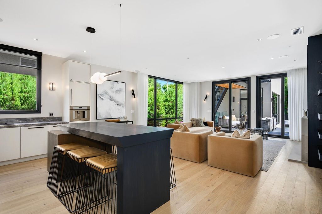 Modern Masterpiece in Glencoe, Illinois: A $3,999,900 Collaboration by Noah Properties and Lisek Interiors