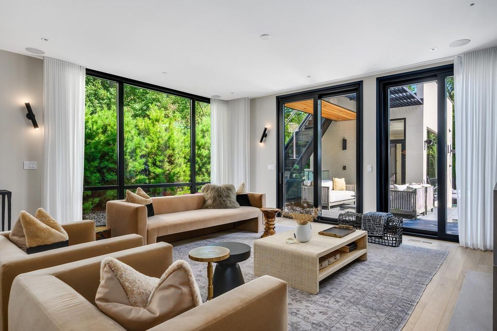 Modern Masterpiece in Glencoe, Illinois: A $3,999,900 Collaboration by Noah Properties and Lisek Interiors